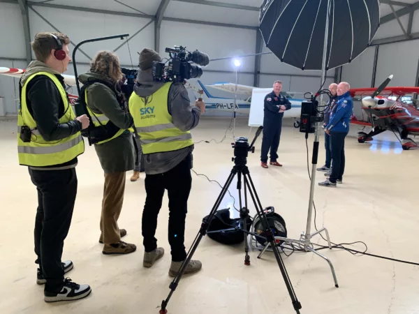 Camera crew in een hangar van SKY unlimited