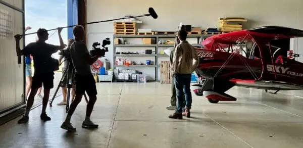 Camera crew in onze hangaar